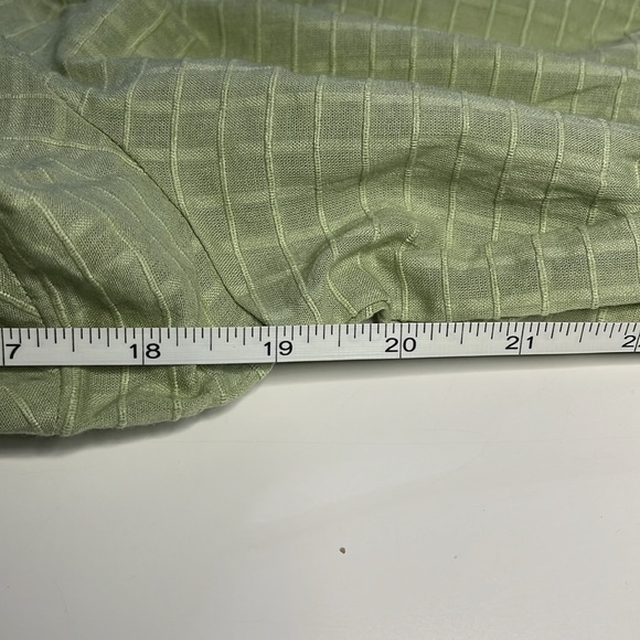 Universal Thread Wrap style blouse with puffy mid length sleeves. NWOT small - Picture 9 of 9